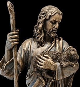Jesus Hyrde figur i bronzefinish fra Veronese Design på et moderne træbord